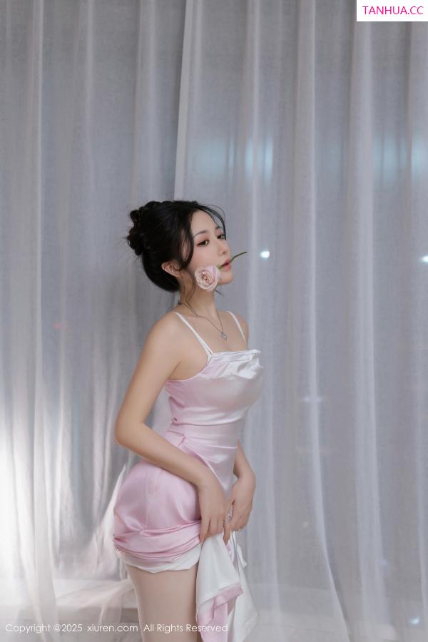 鱼子酱fish  [XiuRen]高清写真图 2025.02.19 No.9907 鱼子酱Fish 丝袜美腿第23张图片